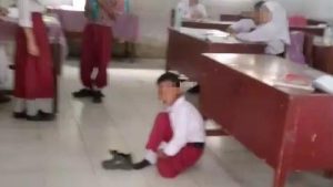 Tunggak SPP, Siswa SD Anak Tukang Bangunan Dipaksa Belajar di Lantai
