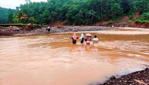 Bertaruh Nyawa untuk Pendidikan: Anak-anak Menyeberangi Sungai Tanpa Jembatan