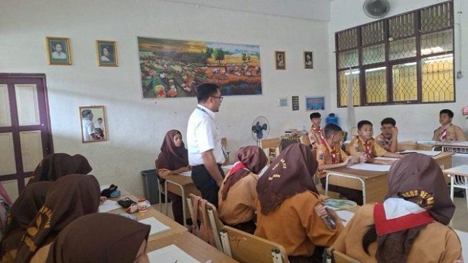 Aktivitas-belajar-mengajar-pada-hari-pertama-masuk-sekolah-di-Banjarmasin