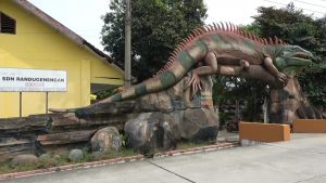 Wisata Edukasi? Patung Iguana Raksasa di Mojokerto Jadi Spot Foto di Sekolah Dasar