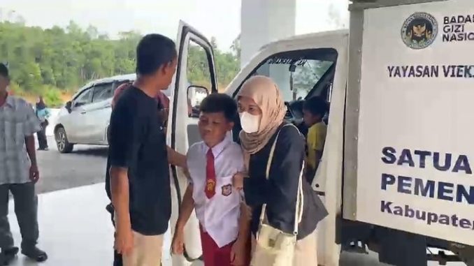 salah-satu-siswa-terlihat-lemas-saat-diantar-ke-igd-rsud-talang-ubi-pali-1746443712744_169