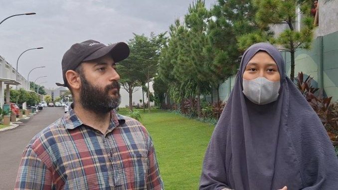 Ashraf-dan-Riyanti-pasutri-yang-anaknya-bersekolah-di-Al-Kareem-Islamic