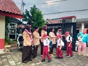 Masuk Pagi Tak Jadi Masalah, Siswa dan Orang Tua Sambut Hari Pertama Sekolah di SDN Mekarjaya 1