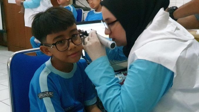 mendikdasmen-abdul-muti-pantau-langsung-proses-cek-kesehatan-gratis-ckg-untuk-siswa-di-sdn-cideng-02-pagi-senin-482025-1754275776024_169