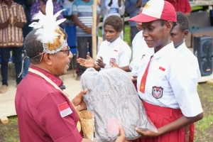 Menkum Dukung Anak Papua Semangat Belajar Lewat Bantuan Tas dan Sepatu Sekolah
