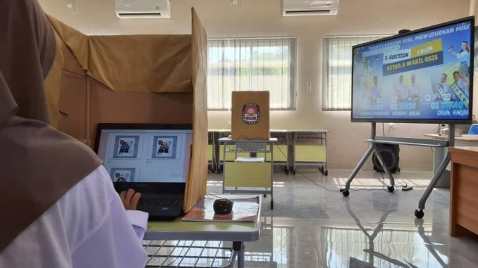 20-251017100831berita14369_SMK_PGRI_Batang_menggelar_Pilketos_melalui_Online_di_Aula_SMK