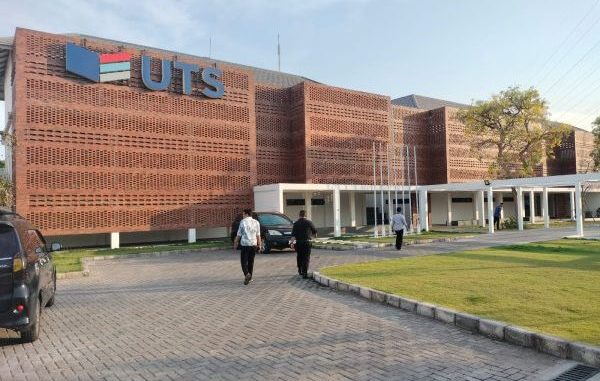 Universitas-Teknologi-Surabaya-600x437-1