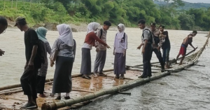 Miris! Potret Siswa Pelosok Cianjur Menantang Bahaya Demi Sekolah
