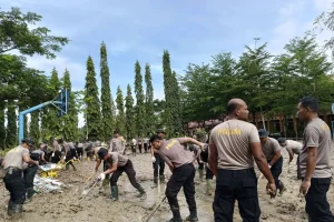 Sekolah Siap Digunakan, Brimob Polda Banten Bersihkan Lokasi Pascabanjir