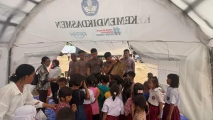 Sekolah Darurat di Tapanuli Tengah Dapat Bantuan dari Brimob Polda Sumut