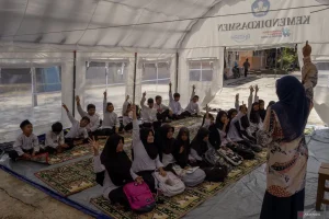 Kemendikdasmen Fasilitasi Tenda Darurat, Siswa SD Tetap Antusias Belajar