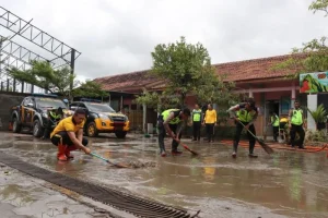 Sekolah di Kudus Kembali Bersih, Polres Bantu Evakuasi Lumpur Pascabanjir