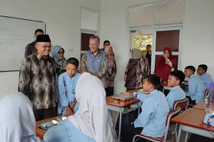 Mendikdasmen Tinjau Langsung MBG dan Revitalisasi Sekolah untuk Dukung Mutu Pendidikan di Bogor