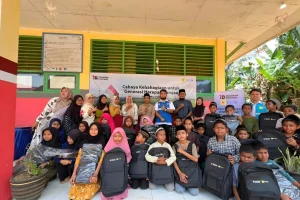 Program Sosial PLN dan Danantara Salurkan 2.000 Paket Sekolah di Sulawesi Tenggara