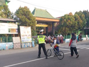 Pelayanan Pagi Polsek Piyungan, Personel Bantu Anak Sekolah Menyeberang Jalan