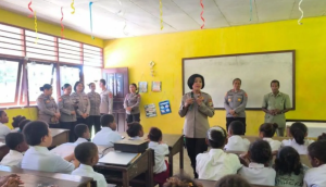 Siswa SDI Mandopi Manokwari Dapat 100 Tas Sekolah dari Polwan