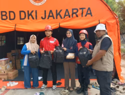 PMI Jakarta Timur Salurkan Perlengkapan Sekolah untuk Anak Korban Kebakaran Ujung Menteng
