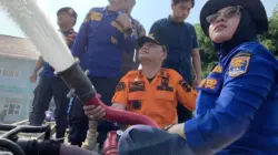 Pemkot Metro Bersihkan Abu Vulkanik di Sejumlah Sekolah dan Jalan, Bantuan Air Bersih Turut Disalurkan