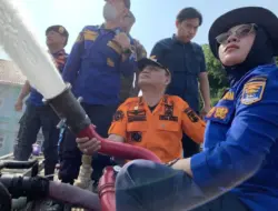 Pemkot Metro Bersihkan Abu Vulkanik di Sejumlah Sekolah dan Jalan, Bantuan Air Bersih Turut Disalurkan